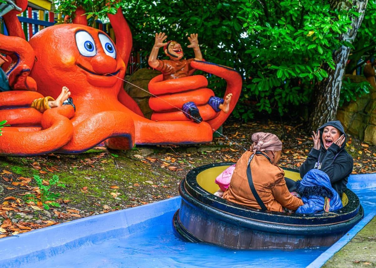 Wild Acre Village At Sundown Adventureland Retford Exterior photo