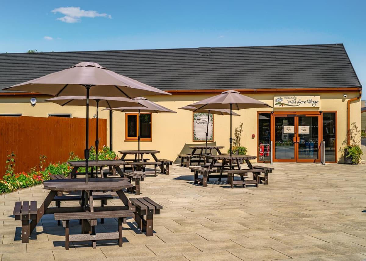 Wild Acre Village At Sundown Adventureland Retford Exterior photo