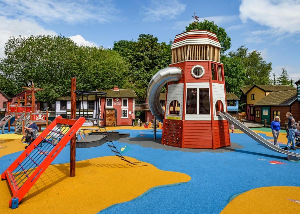 Wild Acre Village At Sundown Adventureland Retford Exterior photo