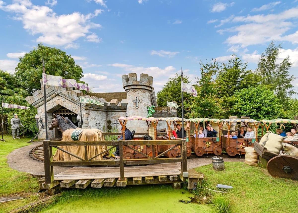 Wild Acre Village At Sundown Adventureland Retford Exterior photo